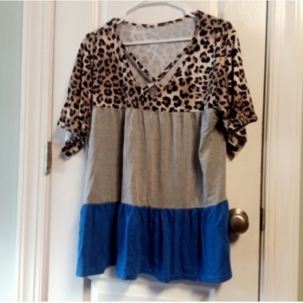 Leopard Print Gray And Blue Colorblock Top XL Criss Cross V-neckline EUC Boho